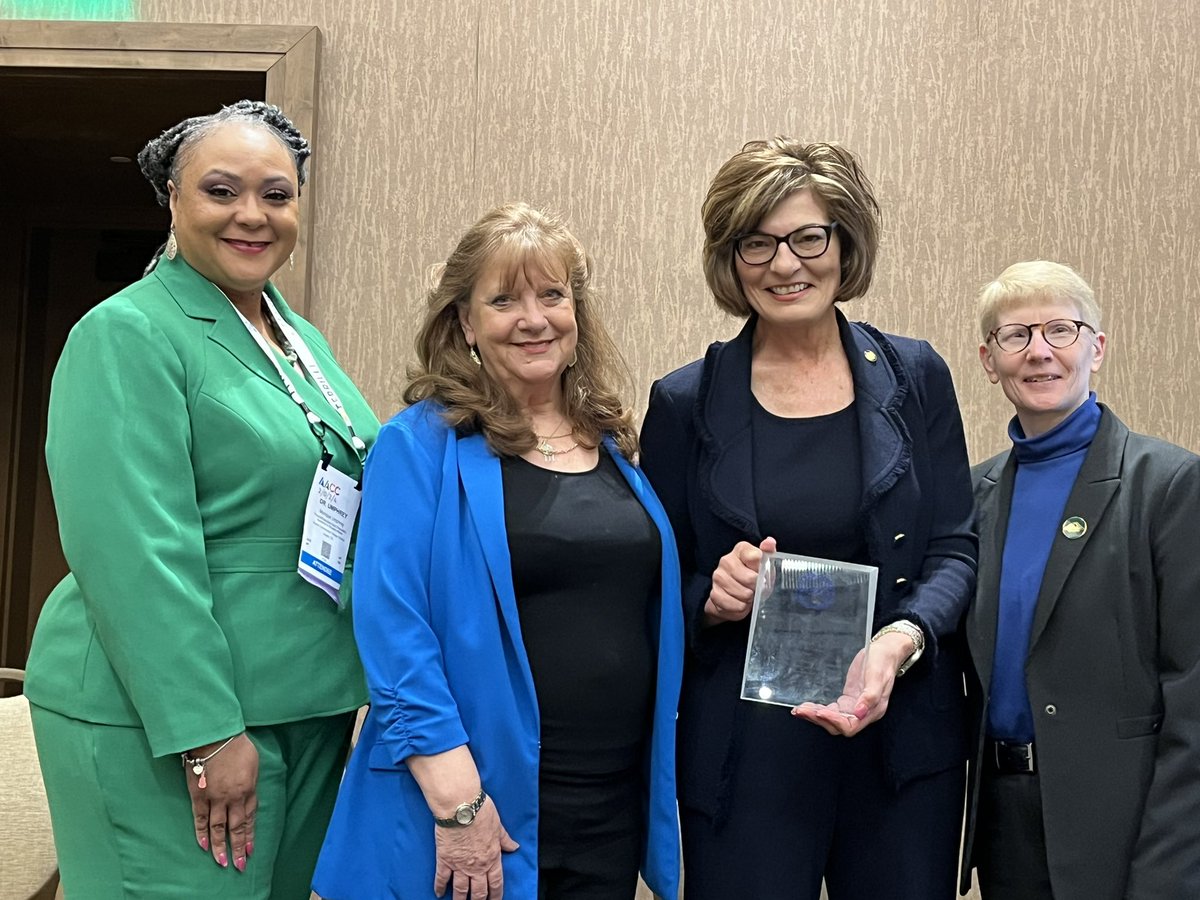 Huge congratulations to @SanJacCollege Chancellor @hellyer_brenda for being named the @AAWCCNatl Mildred Bulpitt Woman of the Year award recipient for “Leading Like a Woman”. I can’t think of anyone more deserving!