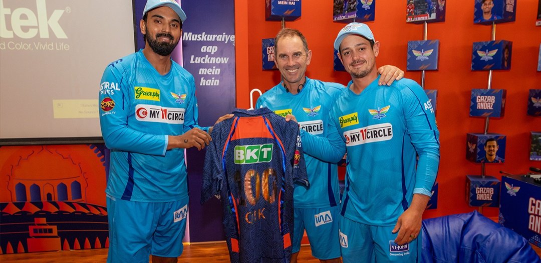 Captain KL Rahul and head coach Justin Langer have given Quinton De Kock a special jersey on behalf of Lsg for his hundred IPL game.

@klrahul || #KLRahul
