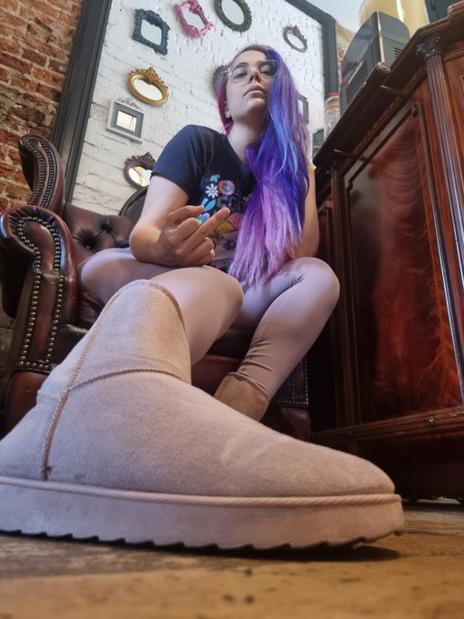 Show me the urge to worship my feet! https://t.co/ivlcM3gyiZ