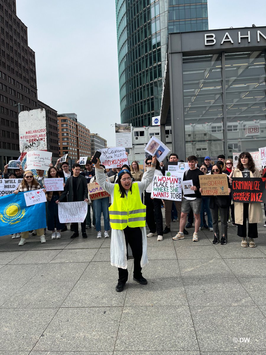 В Берлине десятки людей вышли на акцию против домашнего насилия в Казахстане. Поводом для демонстрации стала страшная смерть Салтанат Нукеновой - жены экс-министра экономики страны. По версии обвинения, ее муж Куандык Бишимбаев в ноябре 2023 года восемь часов избивал ее в…