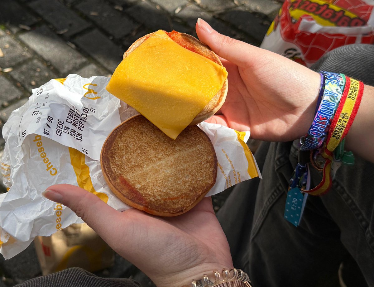 Susisi02's tweet photo. He pedido en el mcauto del McDonald del Carrefour de Cáceres una hamburguesa sin cebolla, sin pepinillos y sin mostaza. Spoiler, me han quitado hasta la carne.
@mcdonalds_es me gustaría alimentarme con algo más de queso y pan, donde está mi carne? Gracias 😮‍💨 https://t.co/eIthHFdJRl
