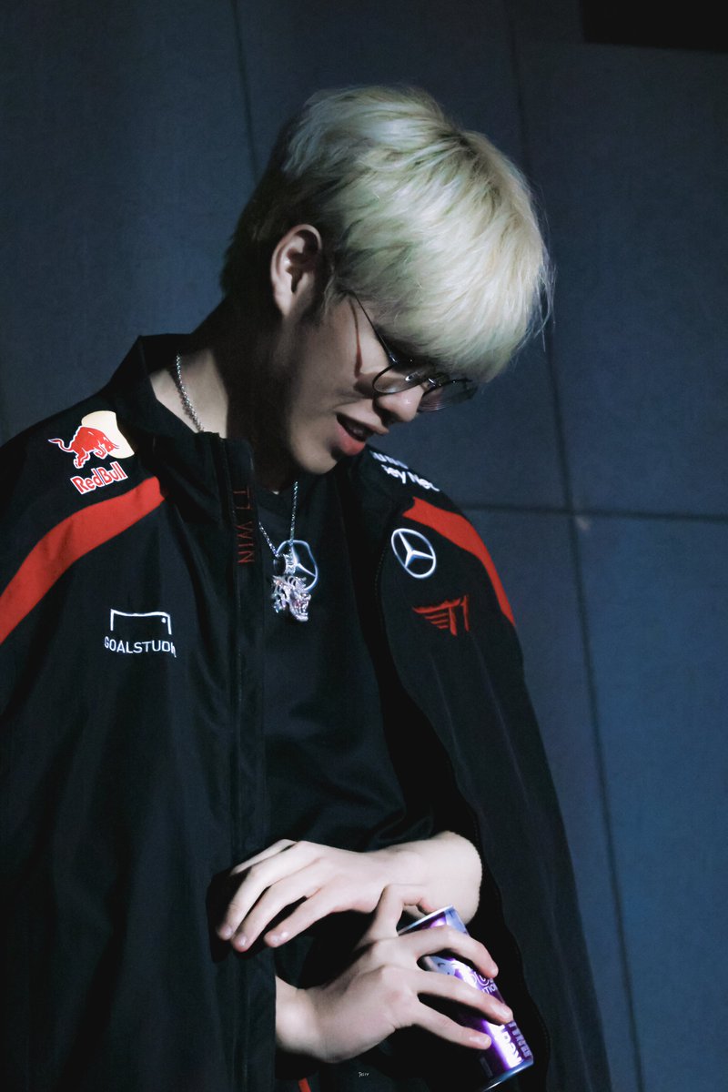 jellyoney's tweet photo. 240407 POR3 T1 vs DK

🧊

#ONER #오너 #문현준 https://t.co/siyKA5Qthq