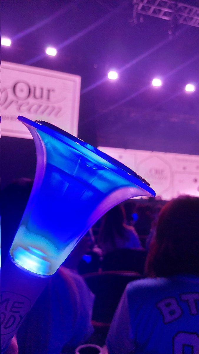 mello_ryn's tweet photo. Thank you for being with me throughout my student and adulthood years 💙🥹 to mooooore memories with you 🥹 예지앞사 🩵

#BTOB_OurDream_Manila https://t.co/82f6MmORFu