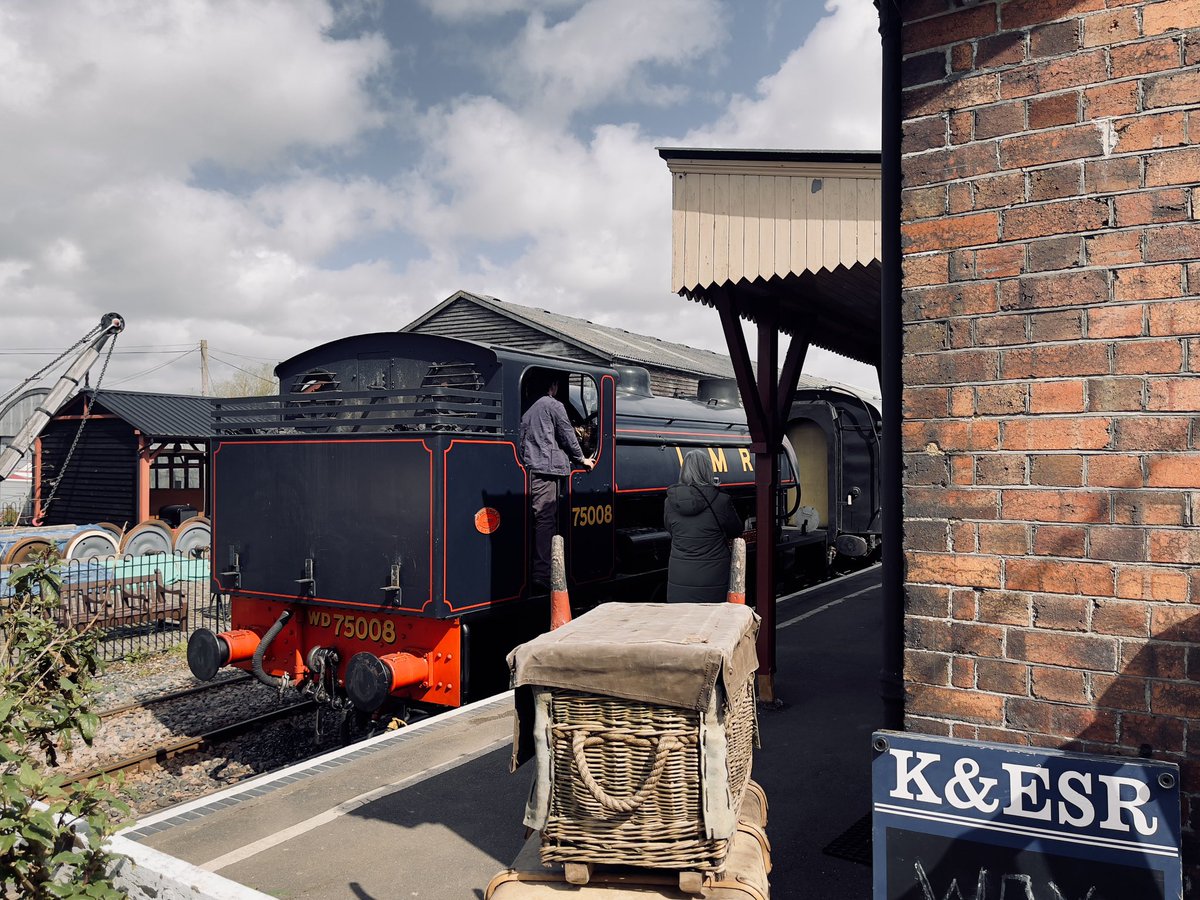 Popped into town for a bit of shopping. Lovely to think that the K&ESR is only 10 minutes from our new house! 🤩 #KESR #Tenterden #Railway #EastSussex