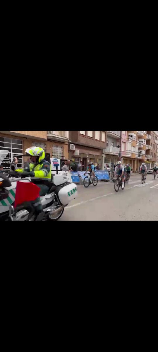 BIKERET's tweet photo. Que hacía un guardia civil tan cerca del pelotón en interclub de la unión @FedCiclismoRM , ¿quién es responsable de la caída? https://t.co/lf3L6fcetp