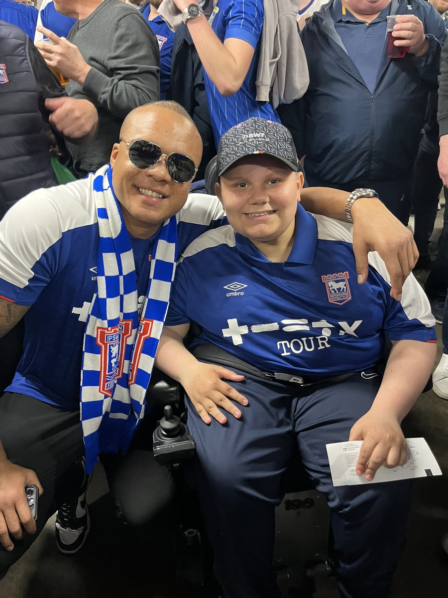 PleasureMarj's tweet photo. @FabioWardley cheers for the photo with my Nephew.. 🔵🥊🔵🥊 https://t.co/PBvht8Rudc
