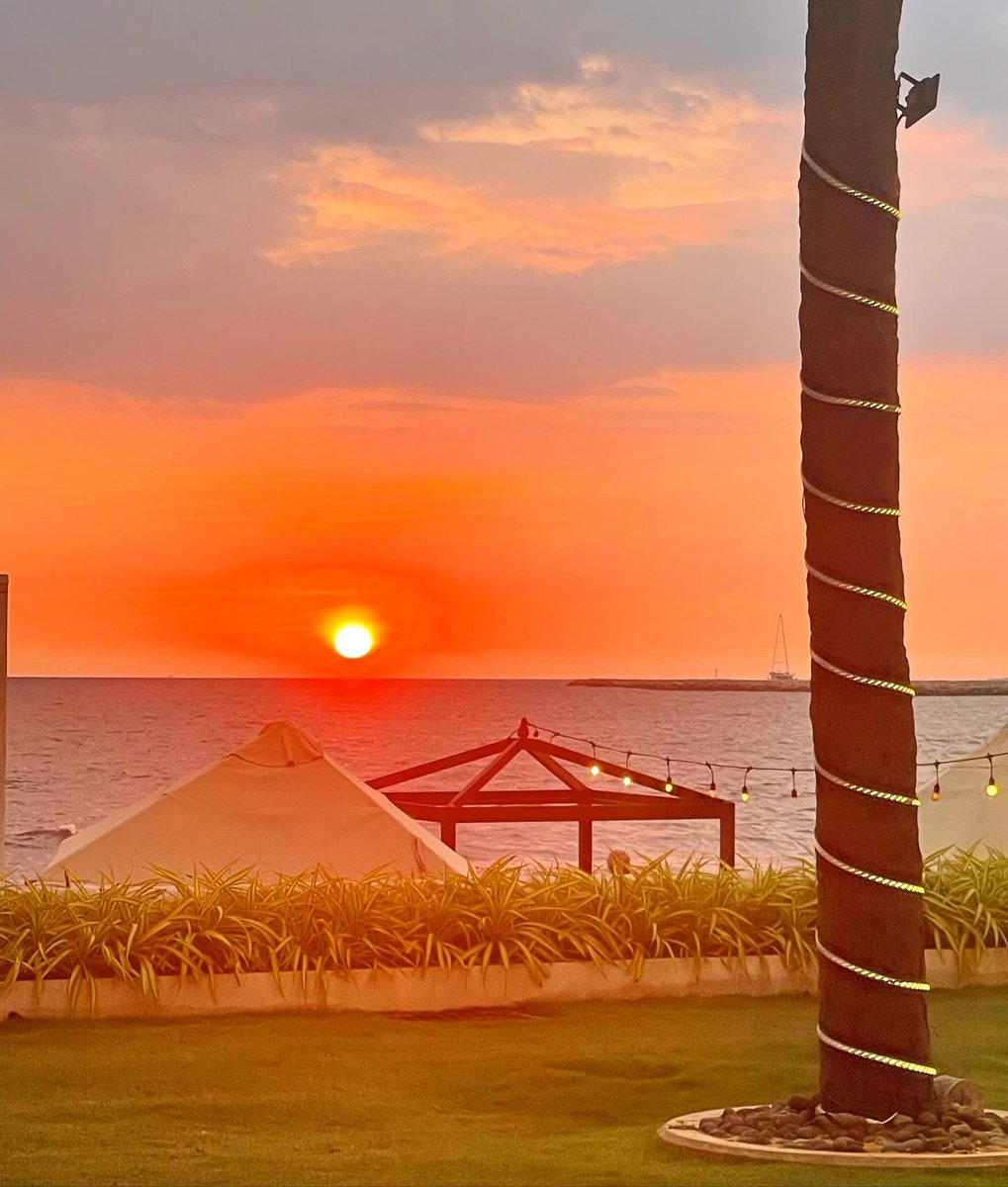 #lifeiskool op mijn laatste dag in Sri Lanka 🇱🇰 de ceremonie gevolgd van het strijken van de vlag van dat land in @GalleFace_Hotel in Colombo bij zonsondergang. Een mooie traditie met doedelzakspeler en hoofd conciërge. Ik kan naar Nederland 🇳🇱