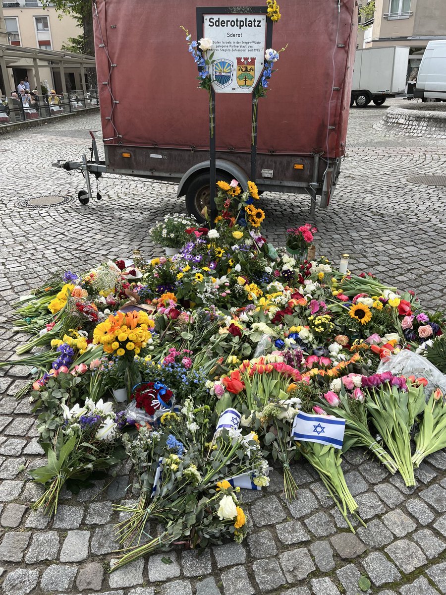 Blumen am #Sderotplatz in #Berlin -Zehlendorf. ⁦@DIG_BB⁩-Kundgebung 'Ihre Zeit läuft ab' - genau 6 Monate nach dem #Hamas-Terror vom 7. Okt. '23 mit Mord an 1.200 Israelis und Geiselnahme von über 200 Opfern. Bring them home! ⁦@FNFreiheit⁩ ⁦@fdp⁩ ⁦@DIGeV_de
