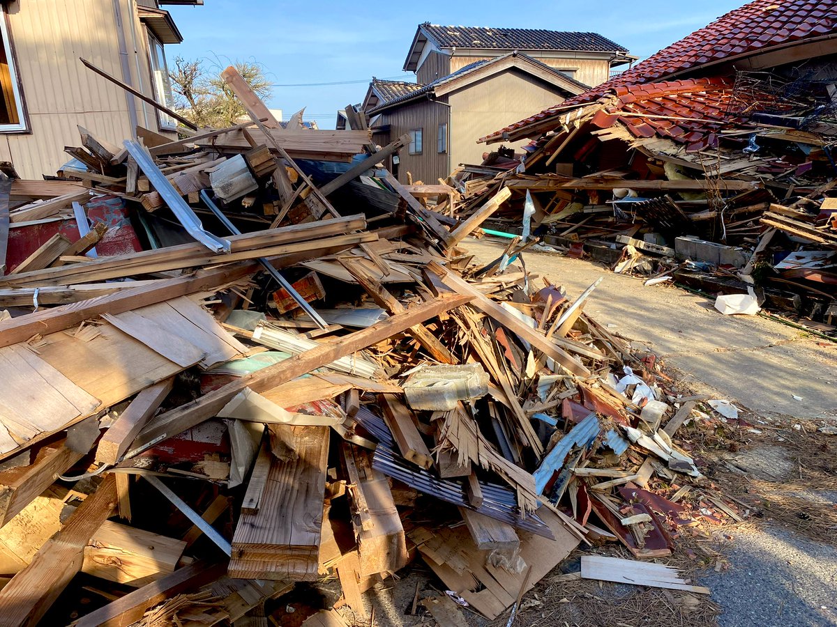 kennoguchi0821's tweet image. 住宅街の中を歩くと人を見かけない。瓦礫も災害ゴミもそのまま。2ヶ月前に見た光景とほぼ変わらないまま。未だ「被災地は被災地のまま」という現実を突きつけられる。「珠洲では一般ボランティアの姿をまず見ない」「忘れられちゃったのかな」という言葉を今日も聞きましたが、静かすぎる被災地のよう
