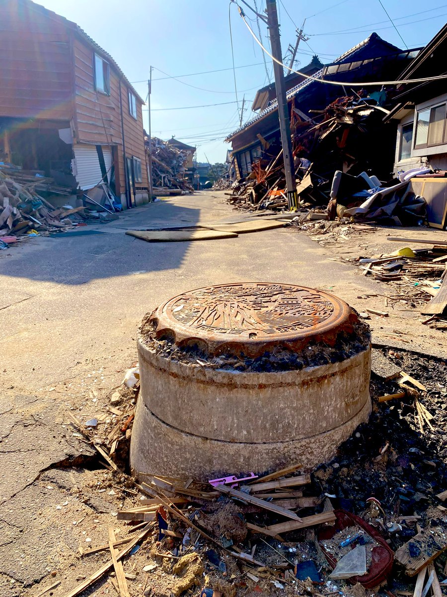 kennoguchi0821's tweet image. 住宅街の中を歩くと人を見かけない。瓦礫も災害ゴミもそのまま。2ヶ月前に見た光景とほぼ変わらないまま。未だ「被災地は被災地のまま」という現実を突きつけられる。「珠洲では一般ボランティアの姿をまず見ない」「忘れられちゃったのかな」という言葉を今日も聞きましたが、静かすぎる被災地のよう