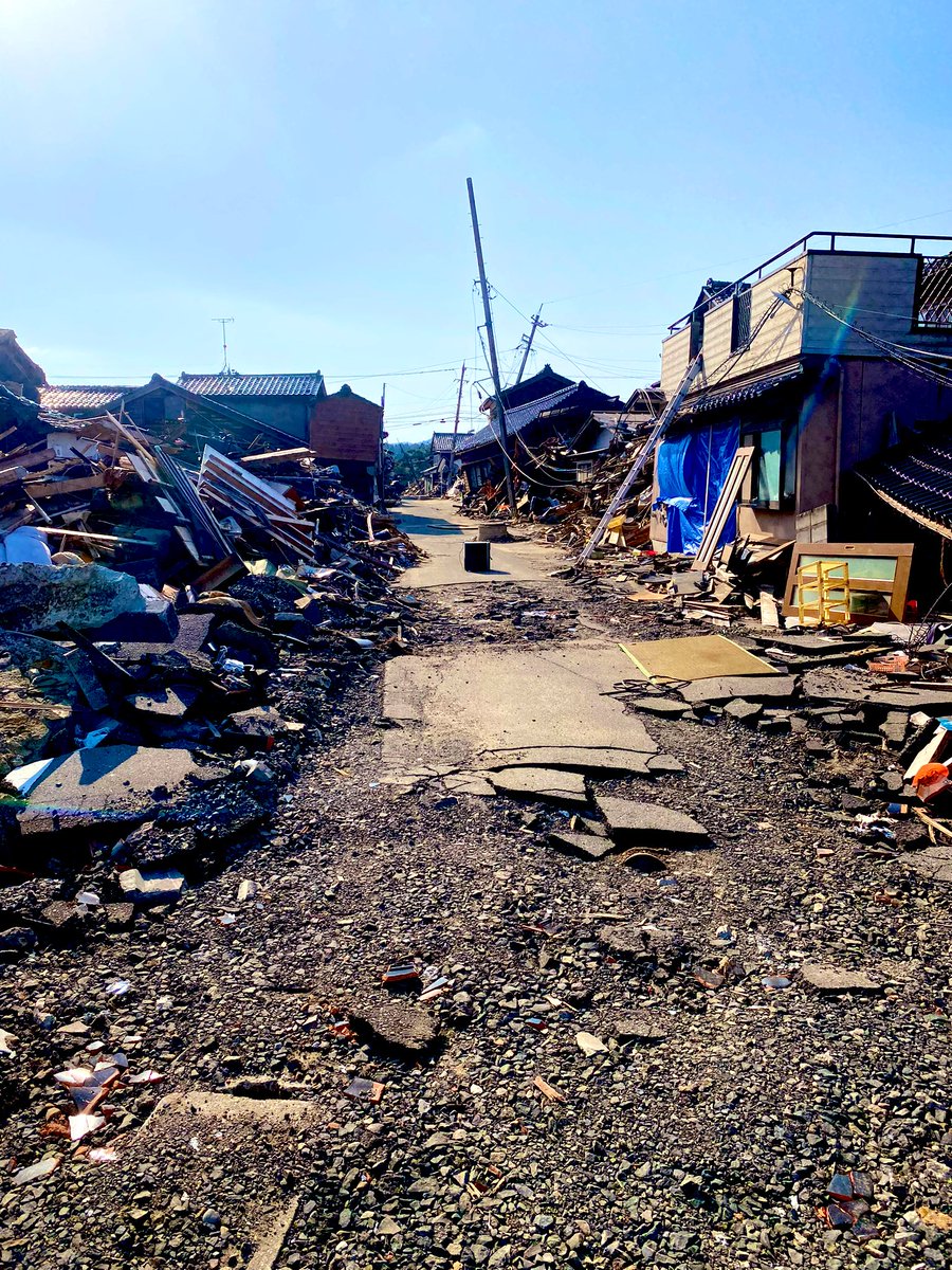 kennoguchi0821's tweet image. 住宅街の中を歩くと人を見かけない。瓦礫も災害ゴミもそのまま。2ヶ月前に見た光景とほぼ変わらないまま。未だ「被災地は被災地のまま」という現実を突きつけられる。「珠洲では一般ボランティアの姿をまず見ない」「忘れられちゃったのかな」という言葉を今日も聞きましたが、静かすぎる被災地のよう