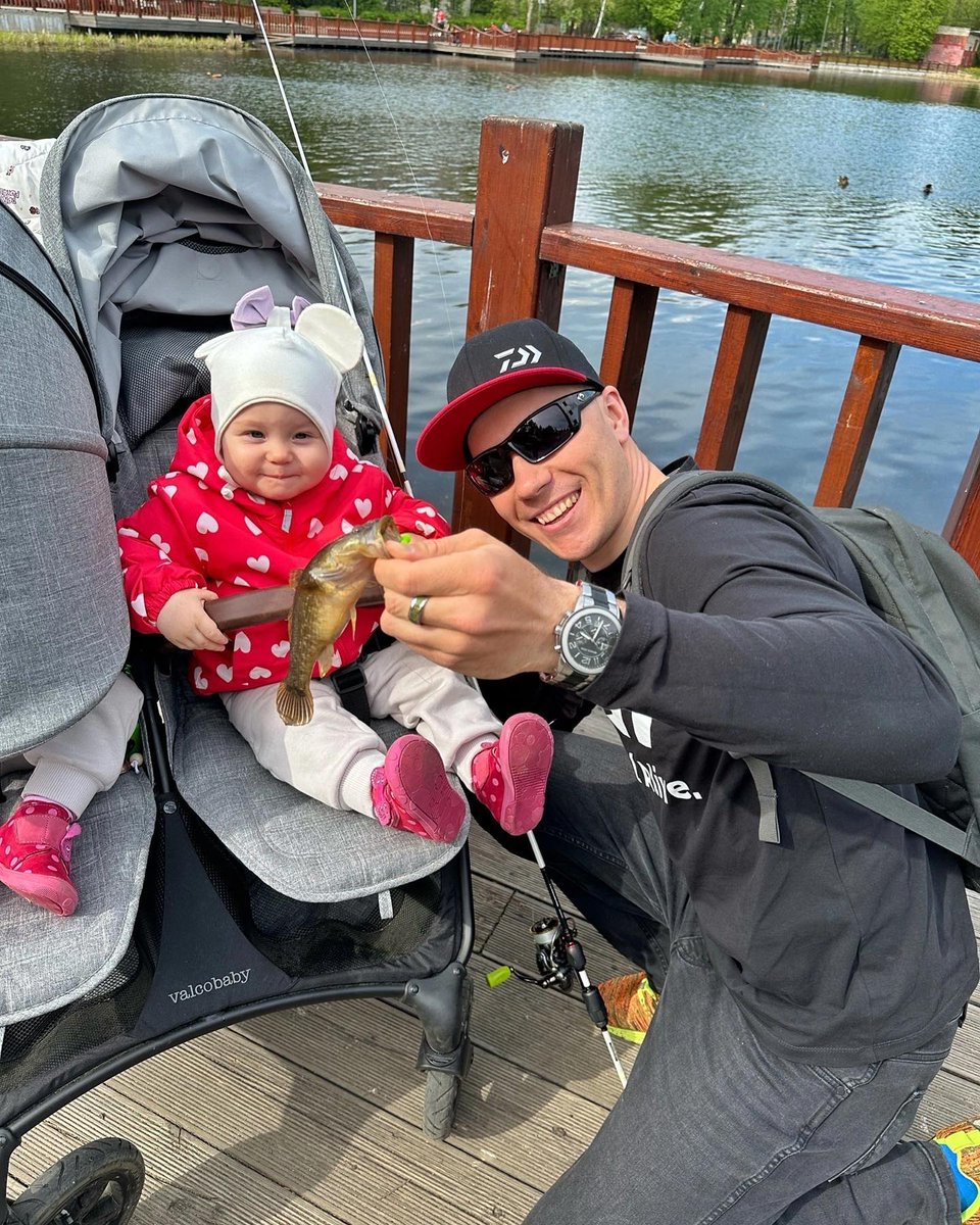 🎣 The kids have been watching me fish with interest and seem to be already dreaming of their first trophies 🥰🐟 #Fishman #fishing #fishinglife #fishingtrip #fish #naturelovers #NatureBeauty #photo #photooftheday