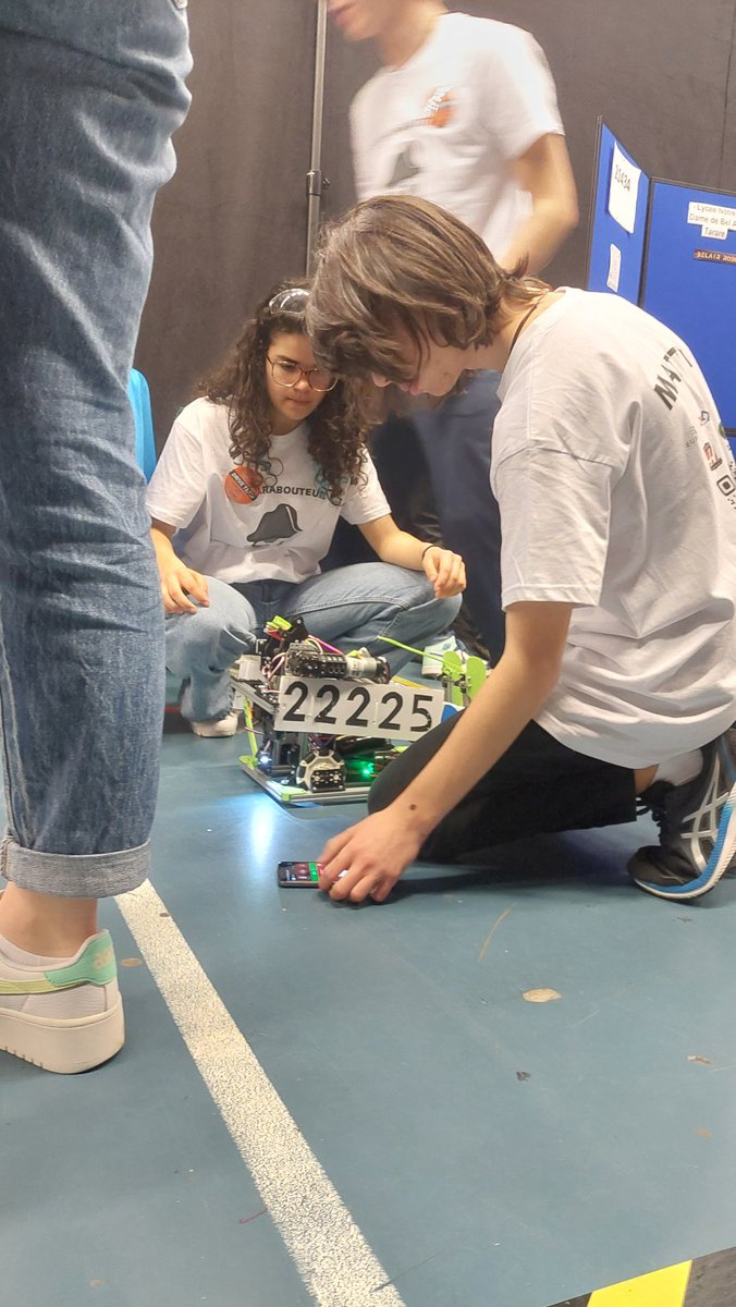Défi robotique @villedelyon @auvergnerhalpes @lesmarabouteurs en compétition Garçons et filles de Spé #NSI Spé #Maths @MathsAcNice @PhysChimAcNice