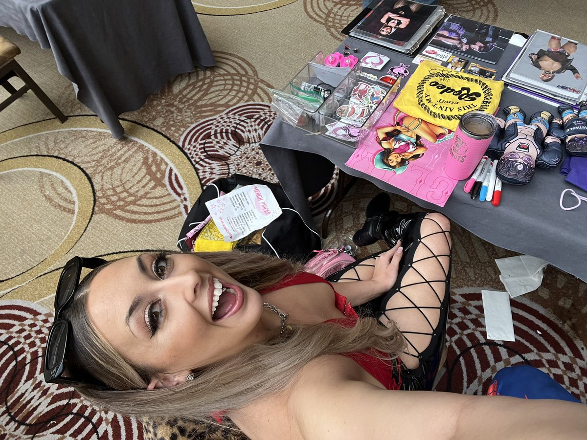 come see me at Wrestlecon today! Here til 11 then I’m GONE!💖