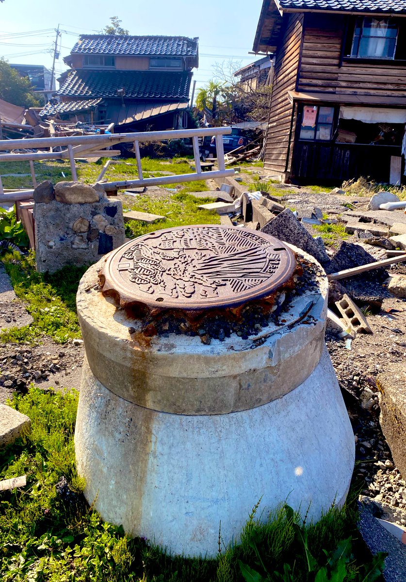 kennoguchi0821's tweet image. 住宅街の中を歩くと人を見かけない。瓦礫も災害ゴミもそのまま。2ヶ月前に見た光景とほぼ変わらないまま。未だ「被災地は被災地のまま」という現実を突きつけられる。「珠洲では一般ボランティアの姿をまず見ない」「忘れられちゃったのかな」という言葉を今日も聞きましたが、静かすぎる被災地のよう