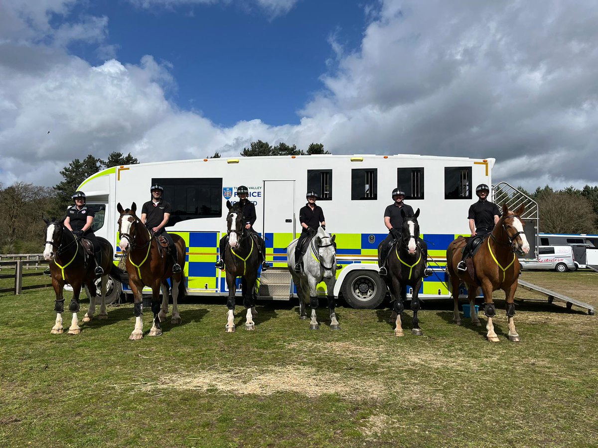 It's been a busy weekend for Glos Mounted, one of our riders was assisting @TVP_horses yesterday helping @NorfolkPolice with the @NorwichCityFC vs @IpswichTown derby match Luckily there were only some minor issues that were dealt with swiftly #OneBigMountedTeam #Teamwork