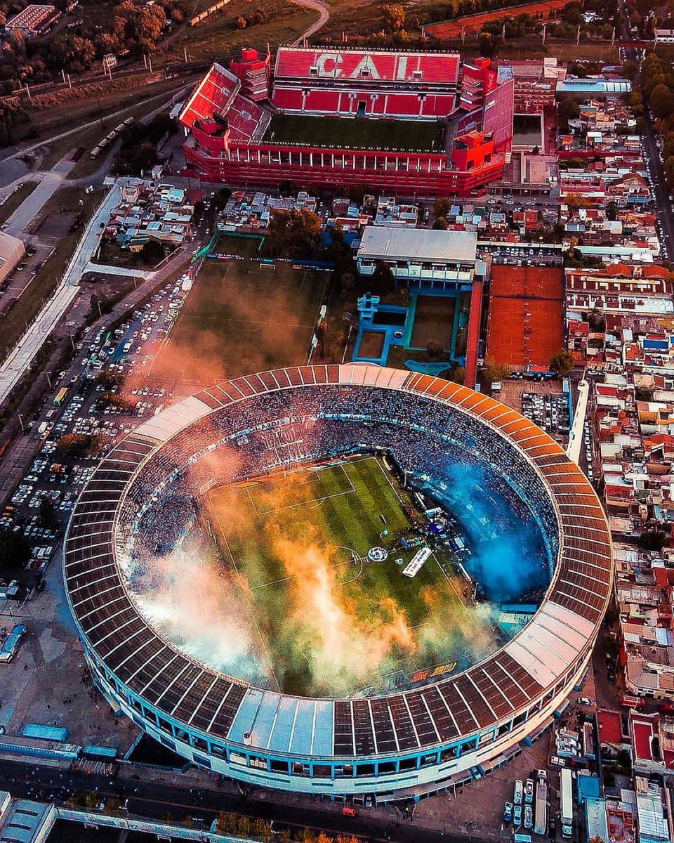 🇦🇷 En todo el mundo, hay sólo 8 ciudades que tienen el privilegio de tener a más de un club campeón del mundo: Buenos Aires, Montevideo, São Paulo, Porto Alegre, Madrid, Milán, Manchester y… Avellaneda.

Allí están estos dos colosos, con historia de sobra, separados por apenas