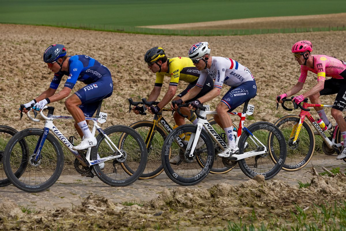 🇫🇷 #ParisRoubaix @fred_wright0 is currently part of the leading group with approximately 60km remaining in @parisroubaix #RideAsOne 📸 @SprintCycling