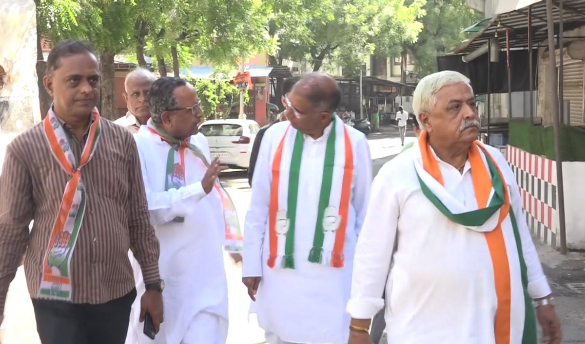 DDNewsGujarati's tweet photo. 🔹અમદાવાદ પશ્ચિમના કોંગ્રેસના ઉમેદવાર ભરત મકવાણાએ એલિ��બ્રિજ વિધાનસભા વિસ્તારના માદલપુર ગામમાં ડોર ટુ ડોર પ્રચાર શરૂ કર્યો

#Congress #LokSabhaElections2024 #Ahmedabad https://t.co/V8fjvjtpMt