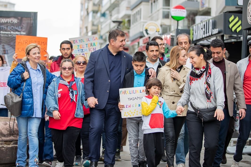 drcemiltugay's tweet photo. KEDİ Otizm Derneği tarafından düzenlenen 2. İzmir Otizm Yürüyüşü'ne katıldık. ❤️

Hayatımıza farklılıklarıyla değer katan otizmli bireyler için yapacaklarımız var. Bu konuda görev üstlenen sivil toplum örgütleri ile gerekli çalışmaları hayata geçirmek için en kısa sürede yol haritamızı belirleyeceğiz. 

✅Tüm ilçe belediye başkanlarımızla birlikte otizm farkındalığı konusunda ortak hareket edeceğiz. 

✅Kenti, başta çocuk oyun alanları olmak üzere otizmlilerin de kullanabileceği şekilde düzenleyeceğiz. 

✅Eşrefpaşa Hastanesi bünyesinde Otizm Danışma Merkezi kuracağız. 

✅Eğitim, spor etkinliklerimiz olacak. İstihdam sağlamak için özel çalışma yapacağız.