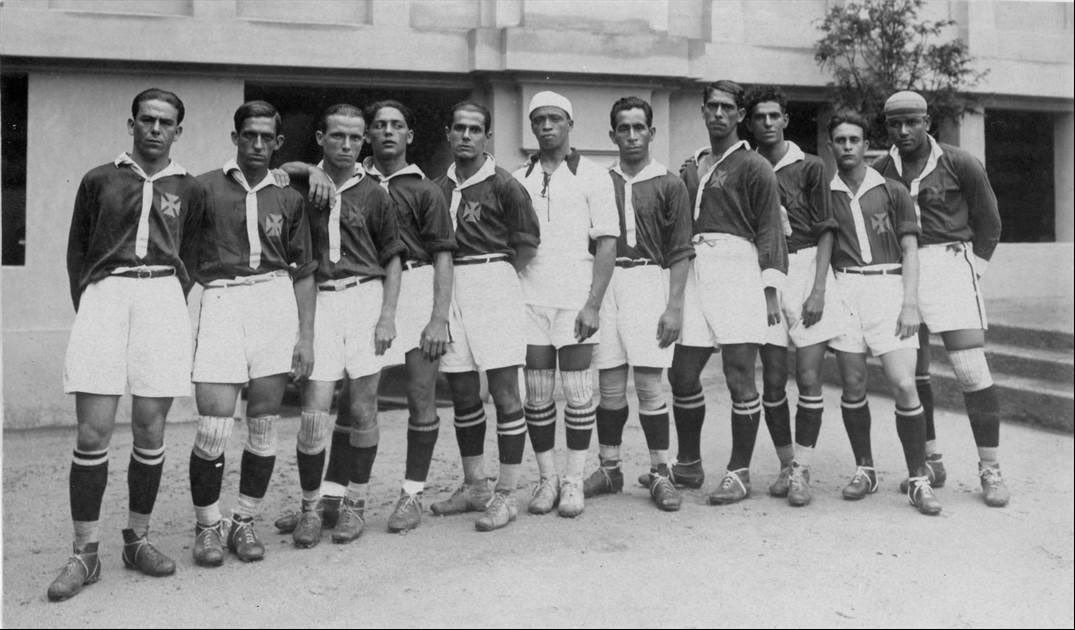 CBF_Futebol's tweet photo. 100 ANOS DE UM MARCO PARA O FUTEBOL! ✊🏾💢

A CBF parabeniza neste domingo (7) o @VascodaGama pelo centenário da "Resposta Histórica", documento assinado por José Augusto Prestes, então presidente do clube, que abria mão de participar do Campeonato Carioca de 1924.

Na carta, o dirigente do Vasco rejeitava a exclusão de 12 jogadores negros e de origem e condições humildes da sua equipe para que pudesse disputar o campeonato (que seria hoje o estadual) do Rio de 1924, como exigia a Associação Metropolitana de Esportes Athleticos (AMEA).

"Parabenizo o Vasco pelo centenário da "Resposta Histórica", data que está na história do futebol brasileiro e do nosso país. Essa carta foi um ato sem precedente de coragem do Vasco. Além de um marco na luta contra o racismo, o documento foi um passo decisivo pela inclusão de todos os brasileiros ao futebol", afirmou presidente da CBF, Ednaldo Rodrigues.

Único dos 4 clubes do Rio de Janeiro com maior torcida a nascer em zonas populares, o Vasco conquistou seu primeiro Campeonato Carioca em 1923 com a lendária equipe dos Camisas Negras, formada em sua maioria por negros, operários e brancos de baixa condição social. Era a primeira vez que um time com jogadores das camadas populares conquistava o então principal torneio de futebol do Brasil.

Os clubes das elites reagiram, fundaram uma nova liga - a Associação Metropolitana de Esportes Atléticos (AMEA) - e exigiram que o clube de São Januário excluísse da sua equipe 12 jogadores, justamente os negros e brancos de baixa condição social, que eram considerados sem “condições morais” para participar do certame.

Após saber da decisão da AMEA, no dia 7 de abril de 1924, o Vasco da Gama respondeu a federação na carta que ficaria conhecida como Resposta Histórica, afirmando que o clube não iria desfiliar os atletas negros, operários e analfabetos. 

Há cem anos, o Vasco disse não ao preconceito, se recusou a expulsar os jovens do seu quadro de atletas e se retirou do campeonato de 1924.

📸: Reprodução/Vasco.com