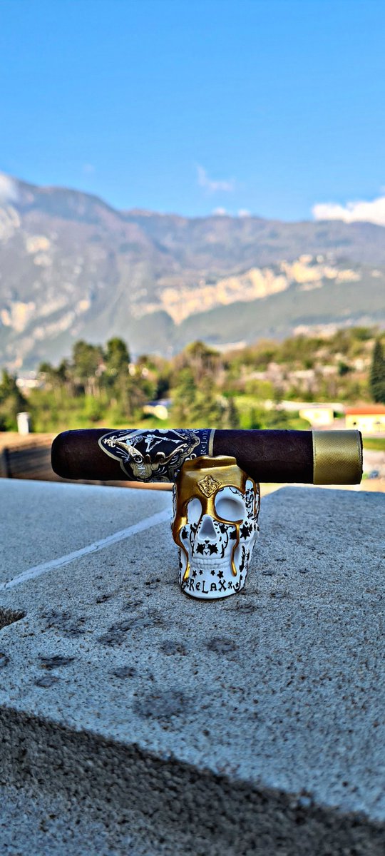 #skelton #liveyourdreams #skeltoncigars #zigarren #zigarre #cigar #cigarjournal #cigarsmoke #cigarians #stogie #cigarculture #cigaraficionados #botl #sotl #cigarporn #cigarsociety #nicaragua #cigarian #cigaraficionado #lifestooshorttosmokebadcigars #toniostabaco
#Life #Love