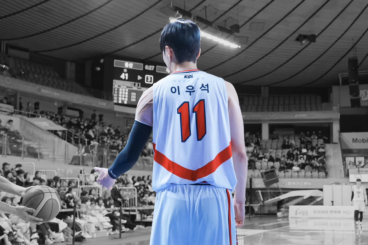 왼쪽 팔 전체에 가득한 테이핑을 보고 그냥 더 이상 안다치고 오늘 경기가 끝나길 빌었어요
남은 경기도 다치지 마 제발..😵
그리고 오늘 승리 너무 축하해요✊🏻🐤

#이우석