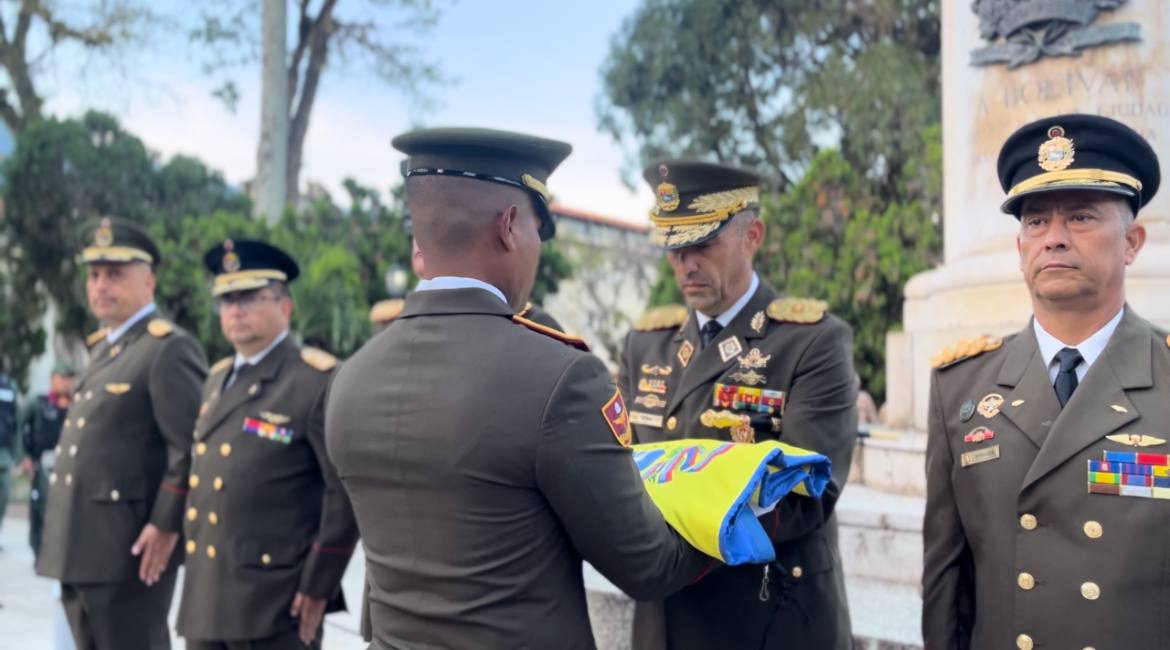 Con profundo sentimiento patrio,los hombres y mujeres de carrubio en perfecta Fusión Cívico Militar, Policíal, Bomberial y Prevención de Riesgo, realizamos Izada de la Bandera Nacional desde la Plaza Bolivar del Edo Bolivariano de Mérida
#07ABR