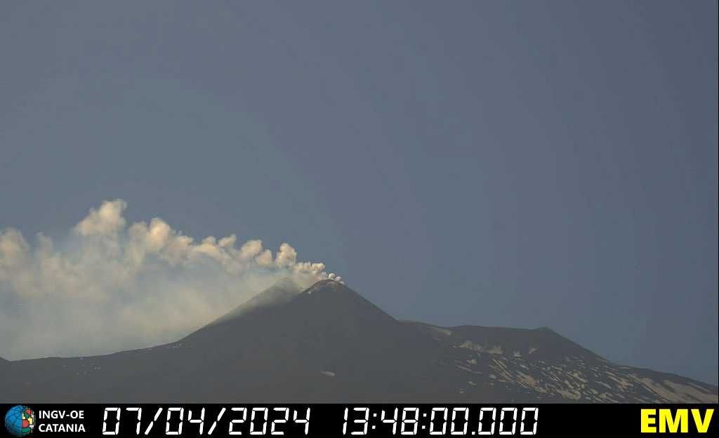 COMUNICATO DI ATTIVITA' VULCANICA del 2024-04-07 13:10:36(UTC) - ETNA. L'Istituto Nazionale di Geofisica e Vulcanologia, Osservatorio Etneo, comunica una forte emissione di cenere ai crateri sommitali visibile ai crateri sommitali dalle telecamere.