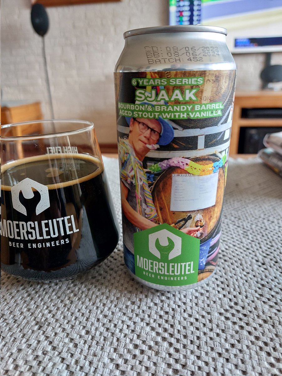 This is my Sunday #Beeroclock Sjaak 14% by @Moersleutelbeer 6 years series Bourbon & Brandy Barrel Aged Stout With Vanilla fantastic thick dark smokey #DutchCraft 🔧🍻🇳🇱 with chocolate vanilla 😋🥰 Heaven #beerlovers 👌 #cheers 🍻🍻 @keefmullin @deltrems