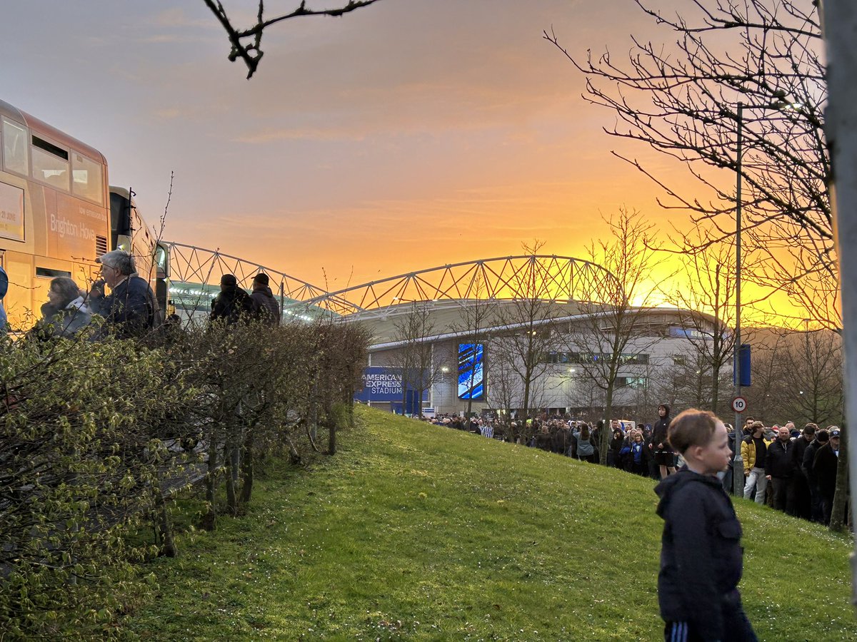 OK so this was the best part of yesterday’s visit to the Amex Stadium, although the sky may have been lit up by the broad smile of Gunners fan @BimRandall who accompanied me, my cousin and her wife to witness a 3 - 0 thrashing for the Seagulls 😥