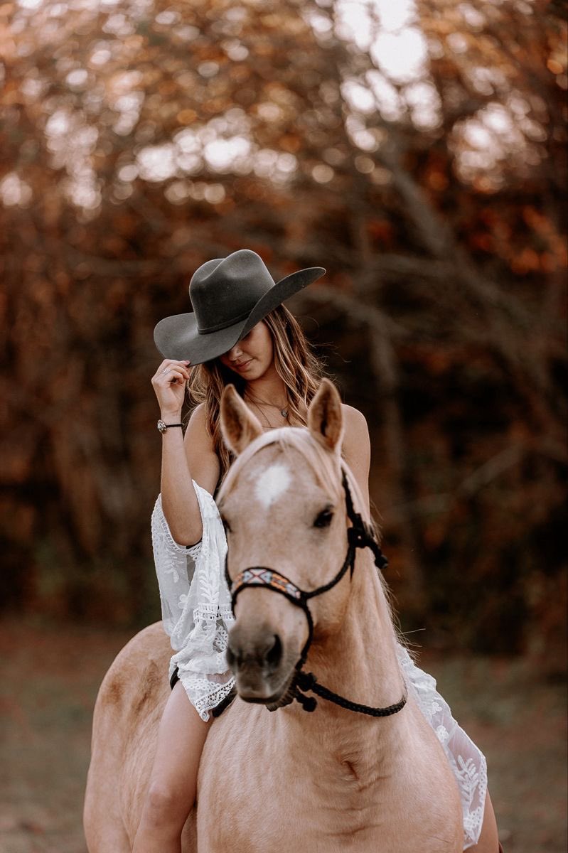 Happy Sunday folks! Take a buddy for a trail ride today,,, 🐴👩🏼❤️🤠🌅☀️