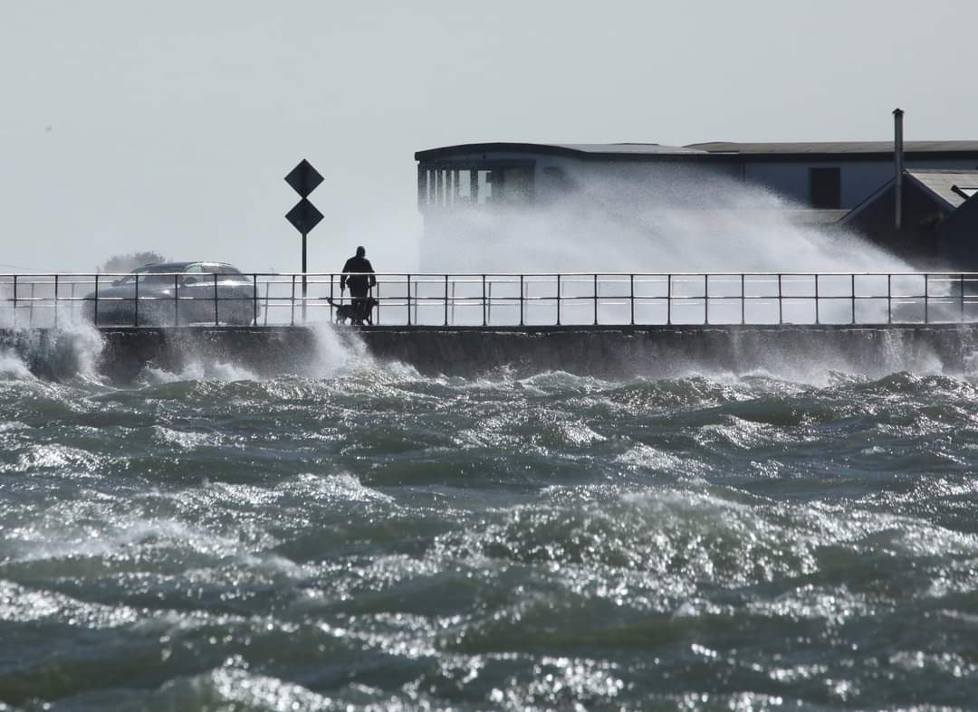 High tide today #StormKathleen really think the wooden bridge should have been closed. Photos by Prionsais Mac an Bheatha. @DublinPortCo @DCCclontarf We need to prepare for more of these storms and rising tides. Have requested a simulated flooding event as part of our new flood…