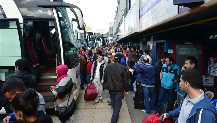 İstanbul'da Ramazan Bayramı tatili için bilet talebi artarken, bazı otobüs firmaları ek seferler koydu. Kimi gideceği yere bilet bulmakta zorlanırken, kimi de fiyatların yüksekliğinden şikayet etti.
#istanbulotogar
theanatoliapost.com/buyuk-istanbul…