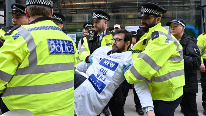 15/ I've made my choice to stand by <a href="/GretaThunberg/">Greta Thunberg</a> &amp; all those who have listened to the science &amp; are fighting for #ClimateJustice

If you are looking for a way to be involved check out:
stopfossilsubsidies.eu

Saturday's actions were just the start of a new wave of activism💚✊