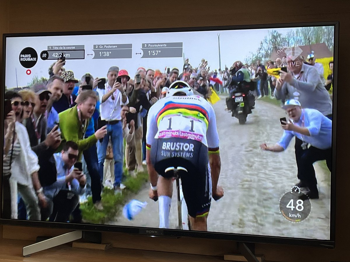 Gooide iemand nu een petje naar de fiets van #VDP #ParisRoubaix ?