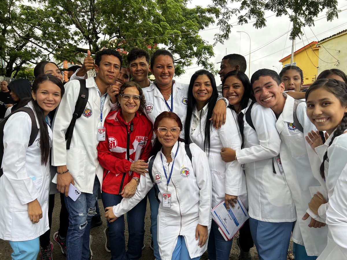 #7Abr | Defendemos el derecho a la #Salud como parte fundamental del derecho a la #Vida y seguimos avanzando cada día junto a nuestro Pdte.@NicolasMaduro en el fortalecimiento de nuestro Sistema Público Nacional de Salud #JuntosPorCadaLatido❤️ #DíaMundialDeLaSalud ⁦