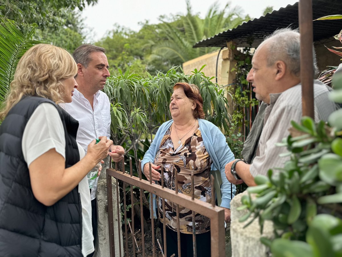 lauraraffo's tweet photo. ¡Tremenda la energía canaria!

Recorrimos 18 de mayo y Las Piedras con el diputado @Sebandujar y el equipo de la @Lista_33.

Qué bueno ver a tantos vecinos, emprendedores y militantes empujando para que #HagamosHistoria juntos. https://t.co/oCGMC2aNzB