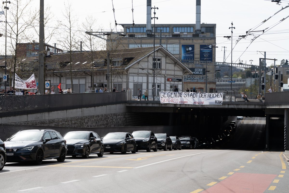 Gestrn warn ca. 150 Leute am kämpferischen Stadtspaziergang gegen Aufwertung &amp; Vertreibung in #Winterthur zu den #HousingActionDays! Der Wohnkrise sind wir ausgesetzt, aber wir können uns wehrn! Eine andere Stadt ist möglich, wenn wir Räumungen verhindern!
wohnraumverteidigen.noblogs.org/post/2024/04/0…