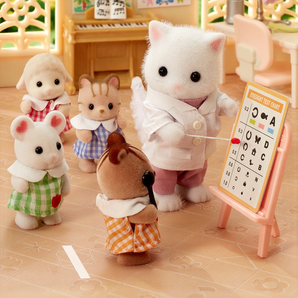 Today's the day for the little ones' health check-ups, and it's time for an eye test. 👀📏🔍 It will be a while before they understand the importance of health check-ups. 🩺 #WorldHealthDay #health #stayhealthy #healthcheckup #sylvanianfamilies #sylvanianfamily #sylvanian