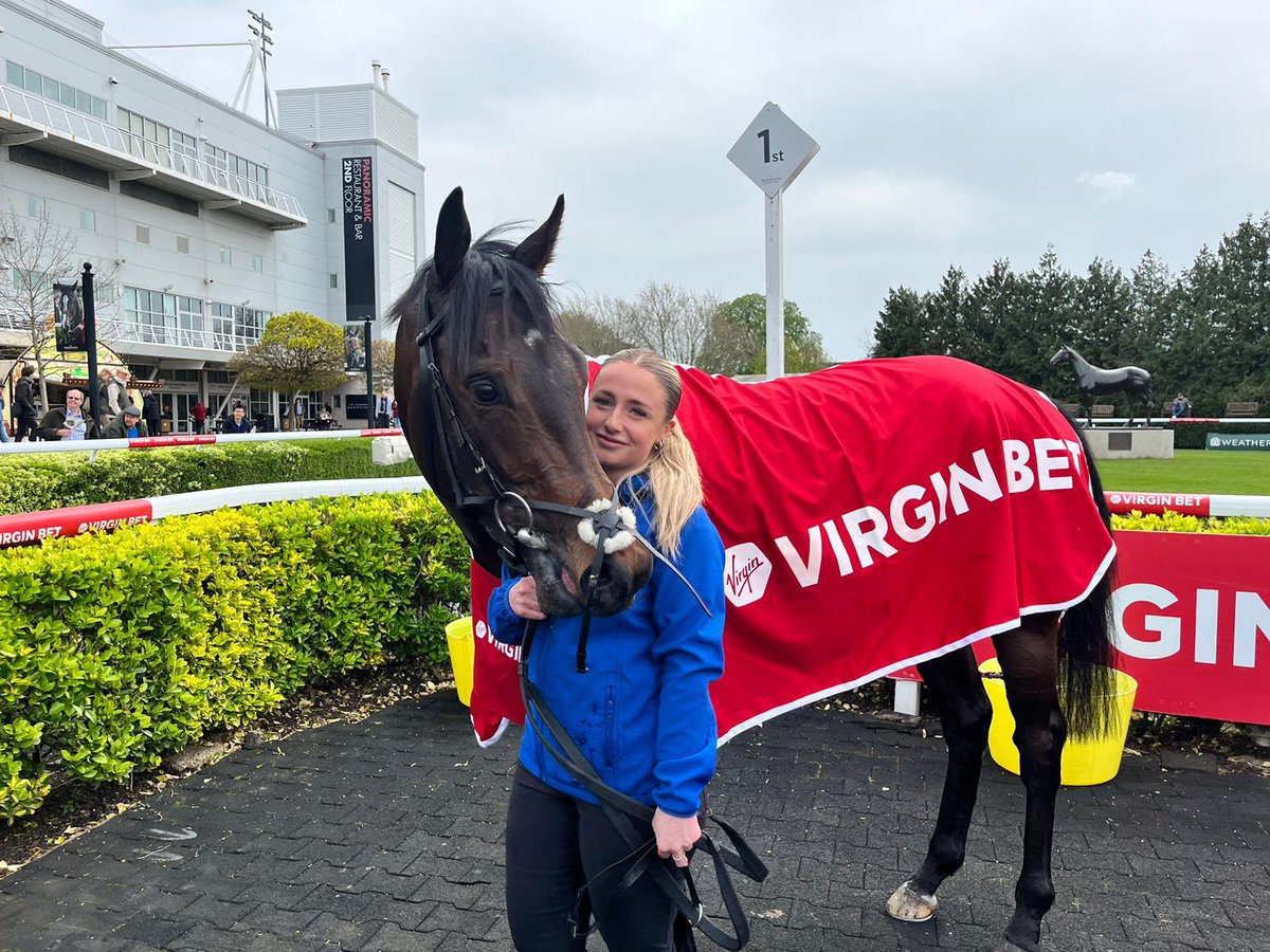 📸 Auric pictured with Izzy at @kemptonparkrace yesterday after winning the opener under @oismurphy. 

@Coral @HM3Legal @nafuk #TeamMHS