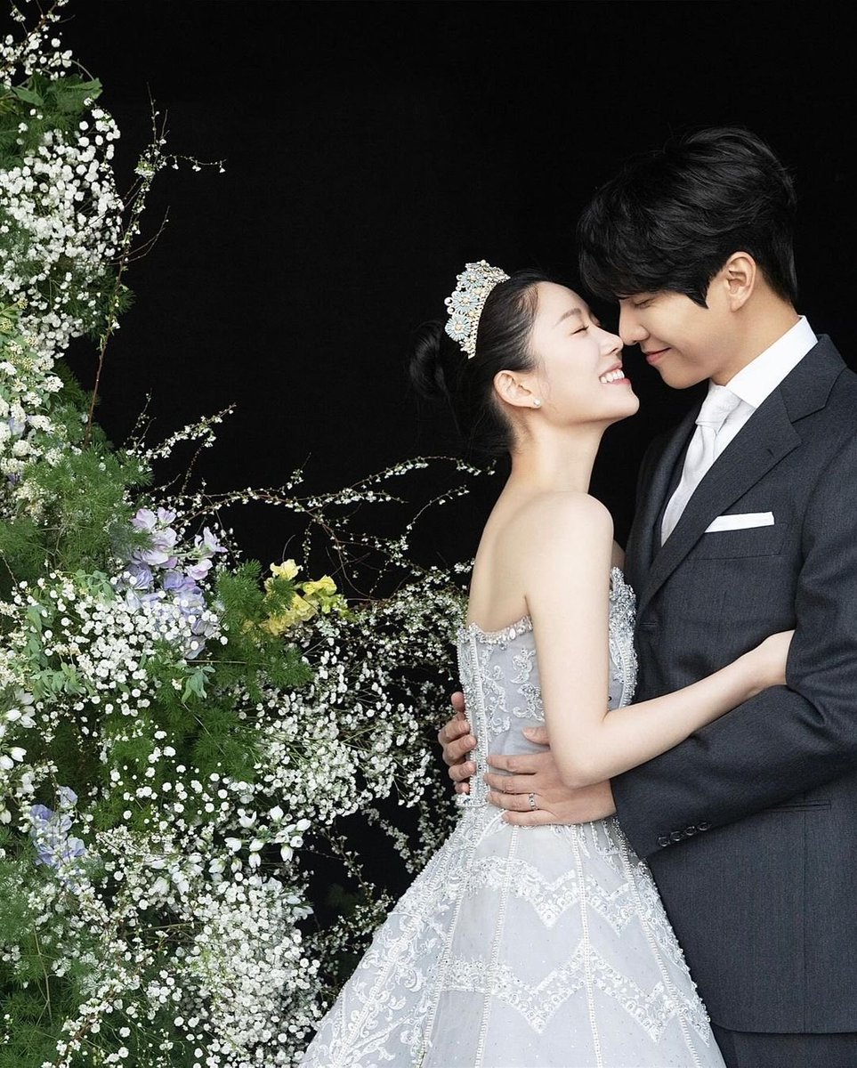 Happy 1st wedding anniversary!! 🥰💚

#LeeSeungGi #LeeDaIn 
#이승기 #이다인