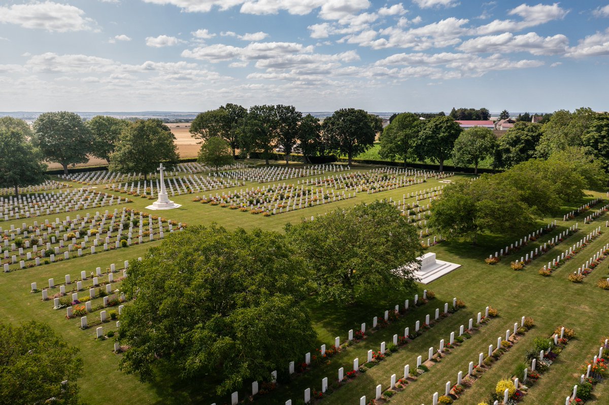 📍Bretteville-sur-Laize Canadian War Cemetery, Normandy. It contains 2,958 WWII burials, the majority Canadian. If you know the story of someone buried here, share on For Evermore: cwgc.org/stories/ #LegacyofLiberation #DDay80