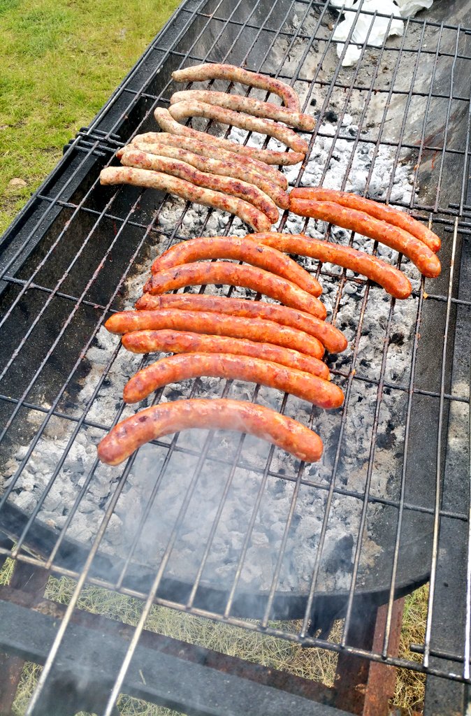 Enfin un barbecue, les #ChassePartage 🙏. Que du bon de la Ferme du Louvier.....du bon, bio, local, et avec du véritable poti-cochon de plein air 👿..... avant et après 🐷🐖😉😋😋