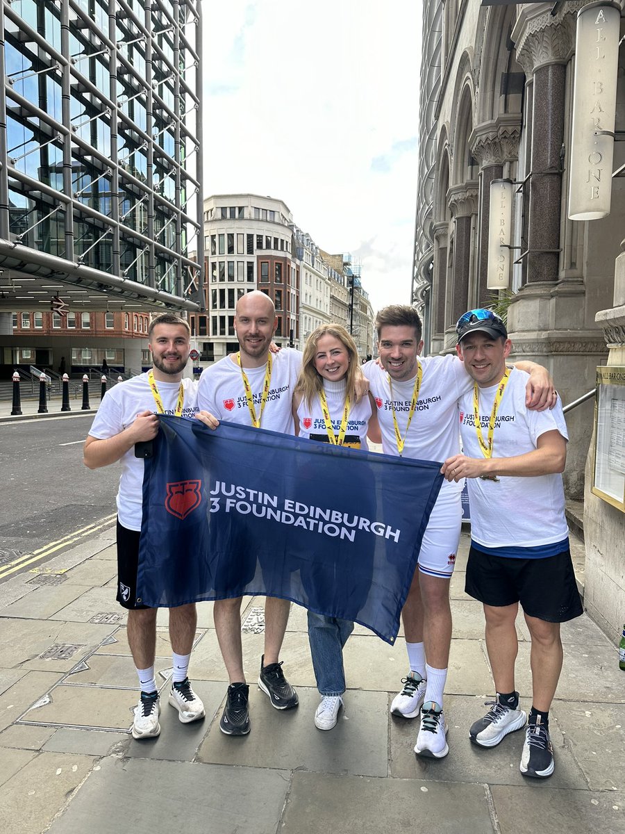 Congratulations to all of #TeamJE3 on an unforgettable day. Every runner did @je3foundation and Justin proud raising a huge amount of money in the process. Thank you to everyone who showed up to support our runners. Well done to everyone involved ! @LLHalf 👼🏼❤️ #TeamJE3