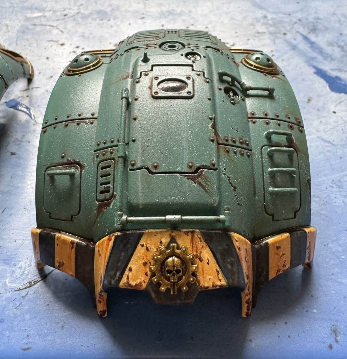 Ahead of the #ThroneofSkulls #40k doubles weekend Canis Rex got his upgrades, new shoulder pads and hazard stripes across the main canopy.
#warhammer 
#warhammer40k
#warhammercommunity
#paintingwarhammer
#paintingwarhammer40k
#imperialknights
#imperialknights40k