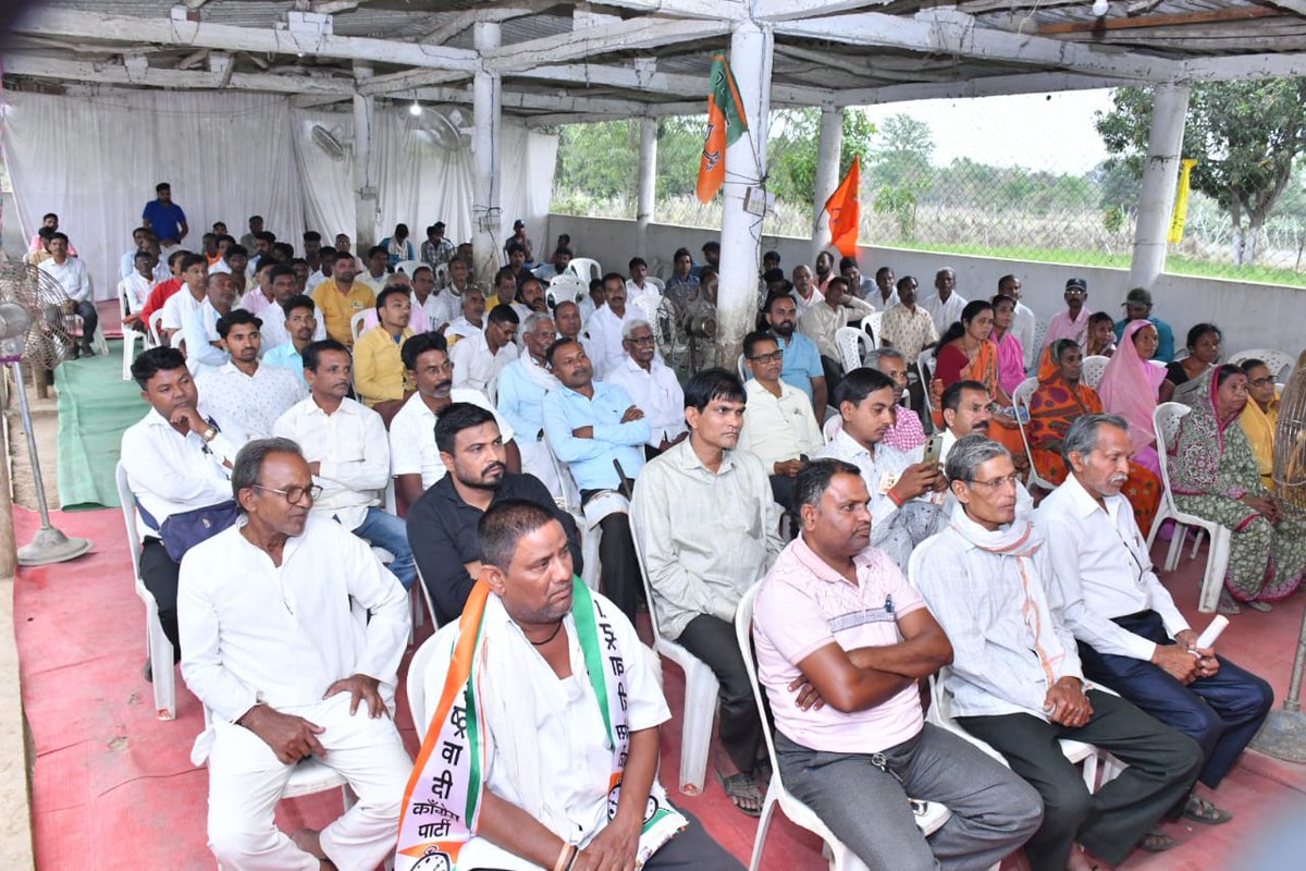 Addressed our @mahancpspeaks party workers during my visit to the residence of Shri Ritaram Lilhare in Pandharabodi (Gondia). I appealed to them to vote and stand in solidarity with our Mahayuti candidate for the Bhandara-Gondia Lok Sabha Constituency, Shri Sunil Mendhe.…