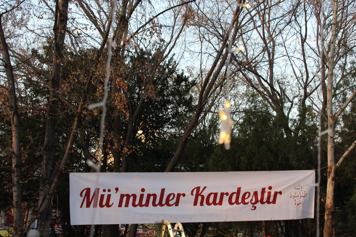 ankara üniversitesi hukuk fakültesi dekanlık çimlerinde öğrenci ve mezunların katılımıyla ilk <a href="/buyukauhfiftar/">Büyük AÜHF İftarı</a> ‘ı gerçekleştirildi. 4 nisan perşembe günü yapılmış olan iftar programı 300 kişiye yönelik olarak düzenlendi. öncesinde gerçekleştirilen kuranı kerim tilavetinin ardından