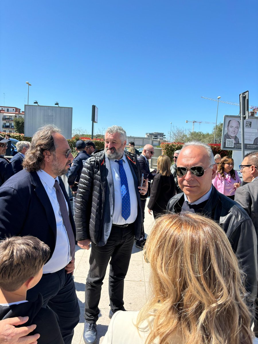 #Infrastrutture, #scuola, #lavoro, #sviluppo. Con <a href="/matteosalvinimi/">Matteo Salvini</a> a Bari per affermare un’idea di Paese 🇮🇹 che vuole crescere e prosperare, e che vuole contare in una Ue che va cambiata. Priorità ai ns cittadini, alle ns imprese, al ns futuro. #ValoreItalia #forzalega