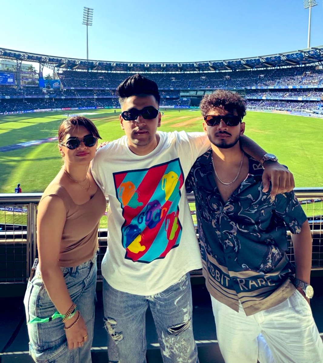 GlamWorldTalks's tweet photo. #MunawarFaruqui with #AvneetKaur and Raghav at #Wankhede. https://t.co/4ZgHXvSQSd